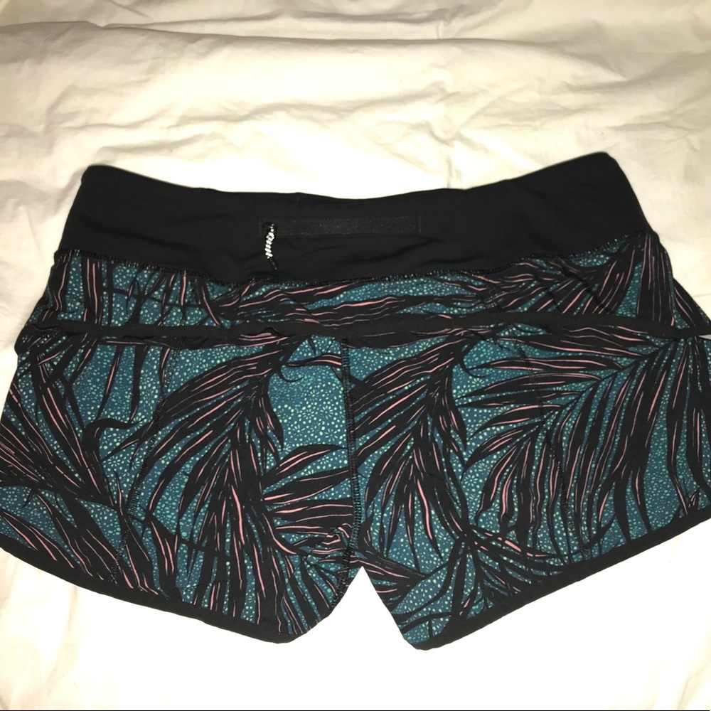 Lululemon patterned 2.5” Speed Up Shorts